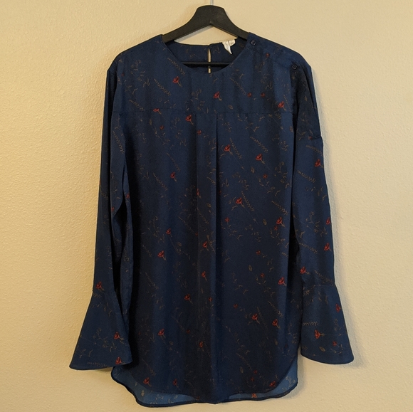 Treasure & Bond bell sleeve Navy floral rose print blouse EUC Large - Picture 2 of 9